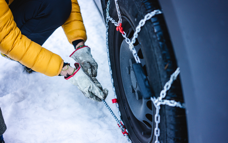 Snow chains on tyres